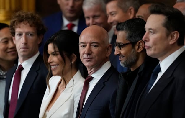 אילון מאסק, סונדאר פיצ'אי, ג'ף בזוס וזוגתו לורן סנצ'ז ומארק צוקרברג בטקס ההשבעה של טראמפ / צילום: ap, Julia Demaree Nikhinson אילון מאסק, סונדאר פיצ'אי, ג'ף בזוס וזוגתו לורן סנצ'ז ומארק צוקרברג בטקס ההשבעה של טראמפ / צילום: ap, Julia Demaree Nikhinson