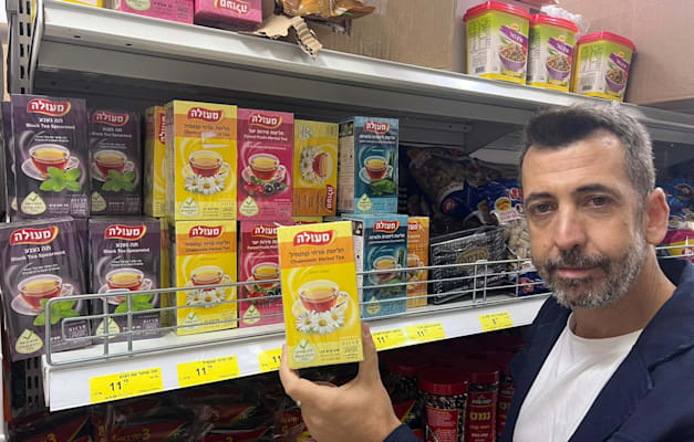 גיא לרר בסניף הצינור בבאר שבע. ''אנשים כבר מבינים שאין ברירה'' / צילום: קוקו&וולי גיא לרר בסניף הצינור בבאר שבע. ''אנשים כבר מבינים שאין ברירה'' / צילום: קוקו&וולי