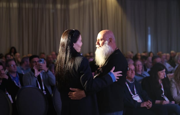 עופרה שטראוס ודני מיראן, אביו של החטוף עמרי מירן / צילום: כדיה לוי עופרה שטראוס ודני מיראן, אביו של החטוף עמרי מירן / צילום: כדיה לוי