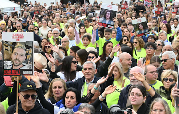 הקהל שהגיע לצפות בהחזרתן של 4 התצפיתניות בכיכר החטופים / צילום: Paulina Patimer הקהל שהגיע לצפות בהחזרתן של 4 התצפיתניות בכיכר החטופים / צילום: Paulina Patimer