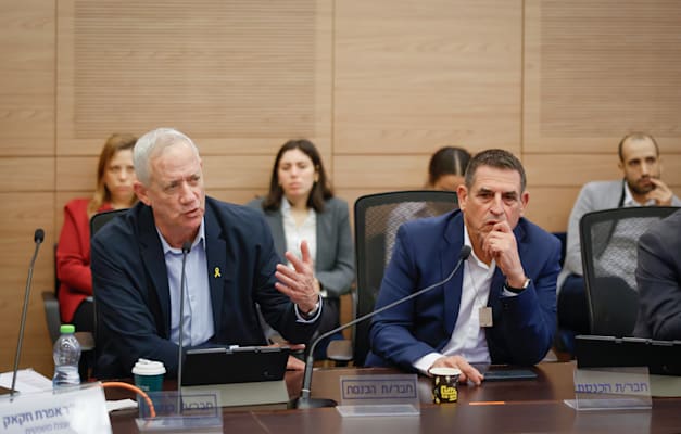 יו''ר המחנה הממלכתי בני גנץ, לצד ח''כ יואב סגלוביץ', בדיון בוועדת החוקה, היום / צילום: נועם מושקוביץ/דוברות הכנסת יו''ר המחנה הממלכתי בני גנץ, לצד ח''כ יואב סגלוביץ', בדיון בוועדת החוקה, היום / צילום: נועם מושקוביץ/דוברות הכנסת