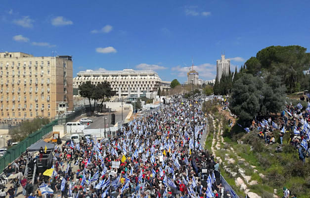 מפגינים בקרית הממשלה ותומכים ביועצת המשפטית לממשלה / צילום: סיימון מפגינים בקרית הממשלה ותומכים ביועצת המשפטית לממשלה / צילום: סיימון
