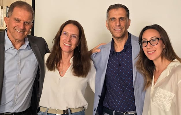 סמנכ''לית הנדל''ן עדי רגב, המנכ''ל דודי לוי, השמאית דניאלה פז ארז והיו''ר הפעיל יובל גביש / צילום: תמונה פרטית סמנכ''לית הנדל''ן עדי רגב, המנכ''ל דודי לוי, השמאית דניאלה פז ארז והיו''ר הפעיל יובל גביש / צילום: תמונה פרטית