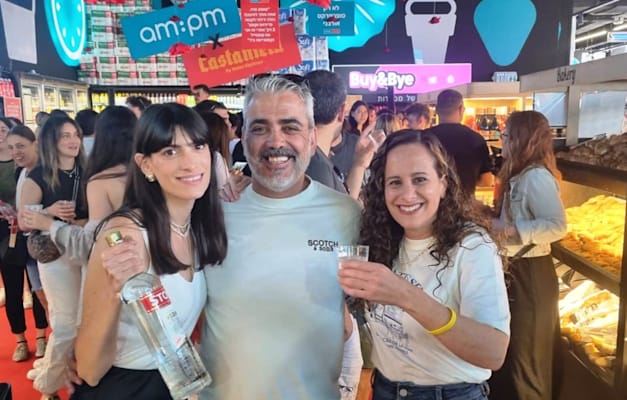 מנהלת השיווק הדר אריאל, המנכ''ל שיראל חוגג, וסמנכ''לית השיווק של דור אלון יפעת סטאל / צילום: יח''צ מנהלת השיווק הדר אריאל, המנכ''ל שיראל חוגג, וסמנכ''לית השיווק של דור אלון יפעת סטאל / צילום: יח''צ