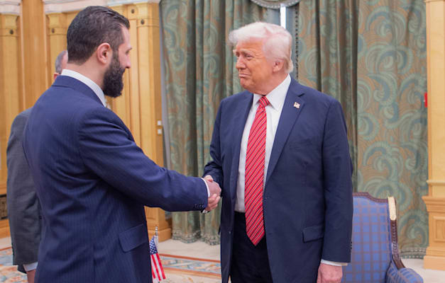 נשיא ארה''ב דונלד טראמפ ונשיא סוריה אחמד א-שרע לוחצים ידיים, במהלך ביקורו של טראמפ בערב הסעודית / צילום: ap, Saudi Royal Palace נשיא ארה''ב דונלד טראמפ ונשיא סוריה אחמד א-שרע לוחצים ידיים, במהלך ביקורו של טראמפ בערב הסעודית / צילום: ap, Saudi Royal Palace