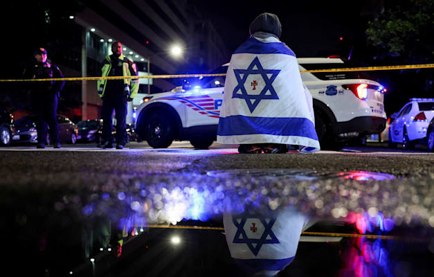 זירת הפיגוע ליד המוזיאון היהודי בוושינגטון, שבו נרצחו שני עובדי שגרירות, השבוע / צילום: Reuters, ג'ונתן ארנסט זירת הפיגוע ליד המוזיאון היהודי בוושינגטון, שבו נרצחו שני עובדי שגרירות, השבוע / צילום: Reuters, ג'ונתן ארנסט