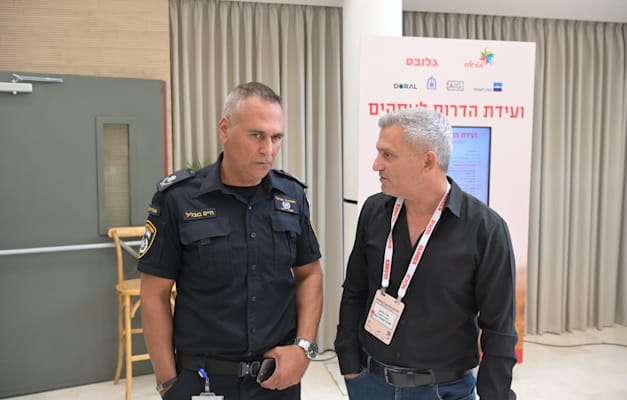 ארז בדש וניצב חיים בובליל / צילום: אבי רוקח ארז בדש וניצב חיים בובליל / צילום: אבי רוקח