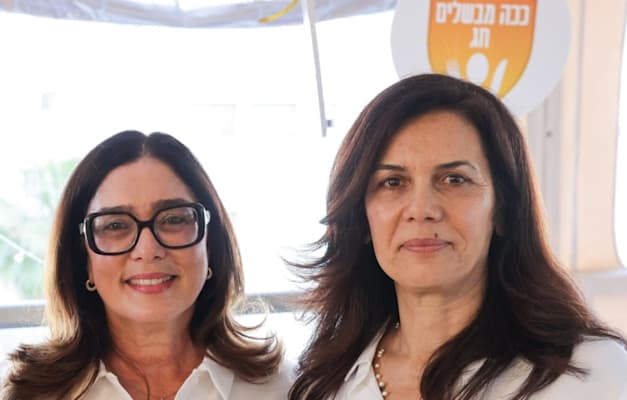 סא''ל במיל' ליאורה רובינשטיין מנכ''לית המרכז, ודרורית ניצני נשיאת המרכז. / צילום: אריאל זנדברג סא''ל במיל' ליאורה רובינשטיין מנכ''לית המרכז, ודרורית ניצני נשיאת המרכז. / צילום: אריאל זנדברג
