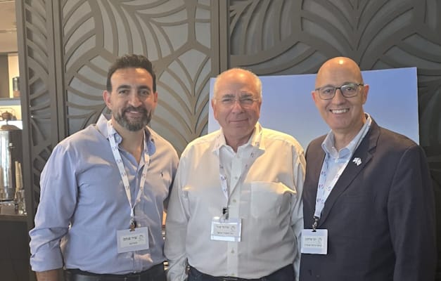 מימין: יוני איזקוב מנכ''ל חברת קוראל שארגנה את האירוע, שלומי פוגל יו''ר מספנות ישראל ועדי פנחס מנכ''ל קומודקס / צילום: יח''צ מימין: יוני איזקוב מנכ''ל חברת קוראל שארגנה את האירוע, שלומי פוגל יו''ר מספנות ישראל ועדי פנחס מנכ''ל קומודקס / צילום: יח''צ