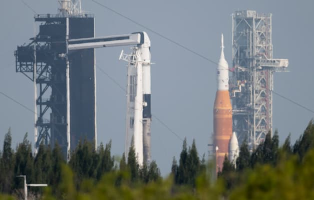 החללית אוריון ומשגר ה-SLS. השקעות ארוכות שנים בסכנת ביטול / צילום: ap, Joel Kowsky החללית אוריון ומשגר ה-SLS. השקעות ארוכות שנים בסכנת ביטול / צילום: ap, Joel Kowsky