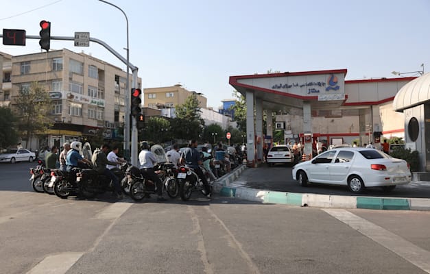 נהגים מחכים בתור בתחנת דלק בטהרן / צילום: Reuters, Majid Asgaripour נהגים מחכים בתור בתחנת דלק בטהרן / צילום: Reuters, Majid Asgaripour