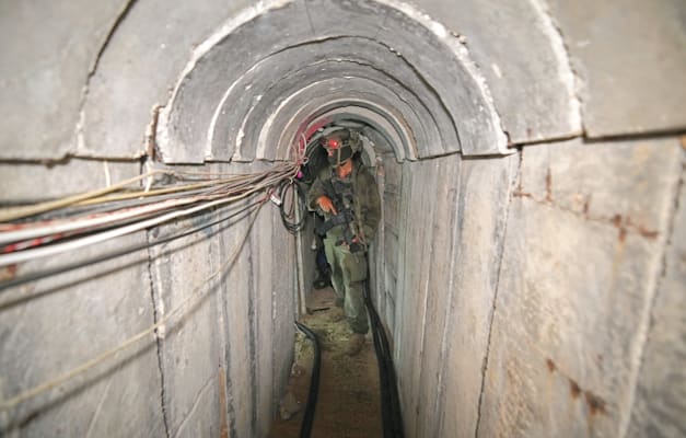 מנהרה שאותרה מתחת לבית החולים האירופי בחאן יונס, החודש / צילום: ap, Ohad Zwigenberg מנהרה שאותרה מתחת לבית החולים האירופי בחאן יונס, החודש / צילום: ap, Ohad Zwigenberg