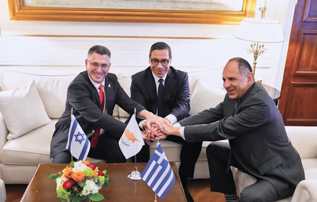 שר החוץ גדעון סער (משמאל) עם מקביליו מקפריסין ויוון, באתונה במאי. חתמו על הסכם בתחום האנרגיה / צילום: ap, Petros Giannakouris שר החוץ גדעון סער (משמאל) עם מקביליו מקפריסין ויוון, באתונה במאי. חתמו על הסכם בתחום האנרגיה / צילום: ap, Petros Giannakouris