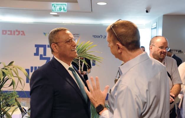 משה ליאון בשיחה עם שמעון ריזבסקי משה ליאון בשיחה עם שמעון ריזבסקי