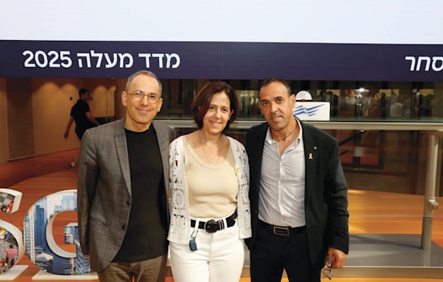 יו''ר מעלה תמר יסעור והמנכ''ל / צילום: יו''ר מעלה תמר יסעור והמנכ''ל מומו מהדב עם שורד השבי אלי שרעבי