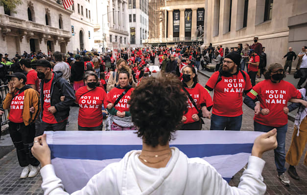 ''שמים יהודים בפרונט והופ, הם לא אנטישמים''. הפגנה של ארגון יהודי פרו־פלסטיני בניו יורק / צילום: ap, Yuki Iwamura