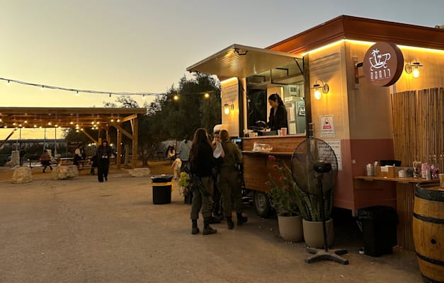 עגלת הקפה רוחמה / צילום: מאיה גרינשטיין עגלת הקפה רוחמה / צילום: מאיה גרינשטיין