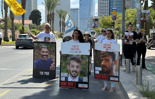 ארבל יהוד, שרון קוניו ומשה אדר מפגינים ליד שער קפלן של הקריה בתל אביב / צילום: דוברות ניר עוז