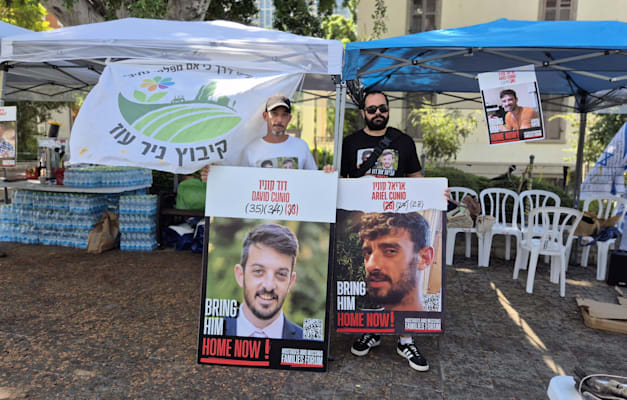 ירדן ביבס ואיתן קוניו במאהל ניר עוז / צילום: דוברות ניר עוז