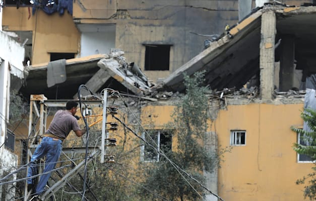 תיקון תשתיות חשמל בכפר בלבנון / צילום: Reuters, Mohamed Azakir
