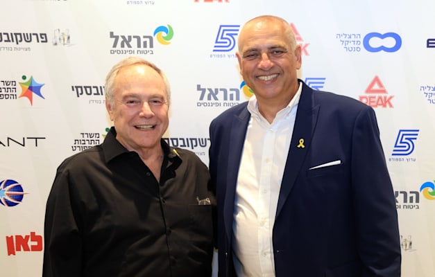 עמוס פרישמן לצד יאיר המבורגר / צילום: אלן שיבר, איגוד הכדורסל