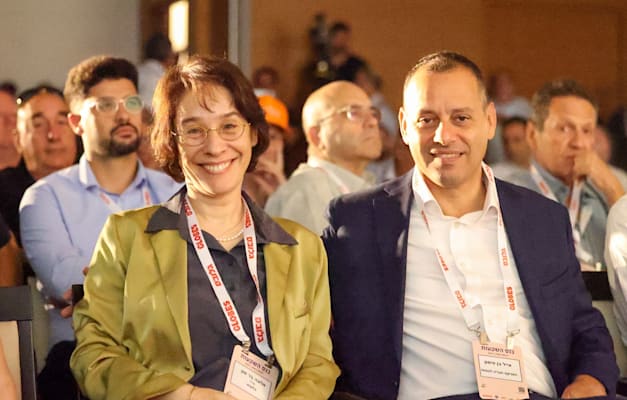 אייל בן סימון ומו''ל גלובס אלונה בר און / צילום: שלומי יוסף אייל בן סימון ומו''ל גלובס אלונה בר און / צילום: שלומי יוסף