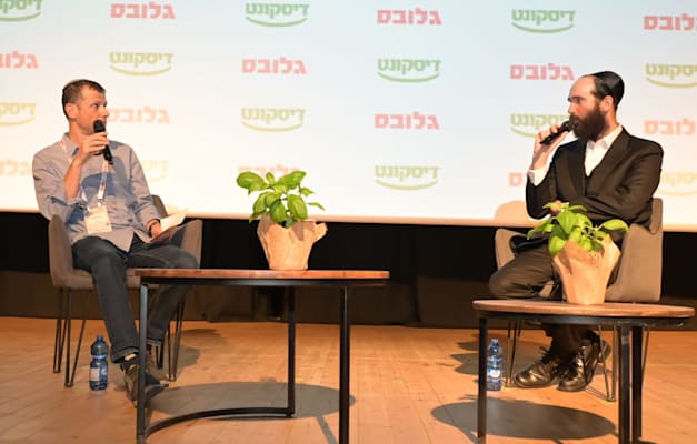 יהודה מורגנשטרן עם דרור מרמור בכנס צמיחת הקיבוצים 2025 / צילום: תמר מצפי יהודה מורגנשטרן עם דרור מרמור בכנס צמיחת הקיבוצים 2025 / צילום: תמר מצפי