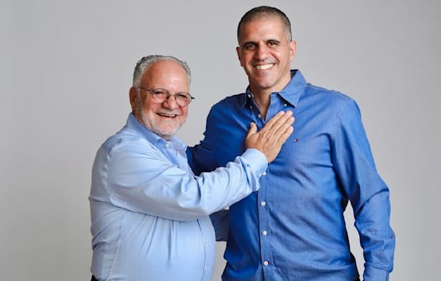 מימין עמיר אהרון מנכ״ל מחלבות גד, משמאל עזרא כהן המייסד / צילום: זוהר שטרית