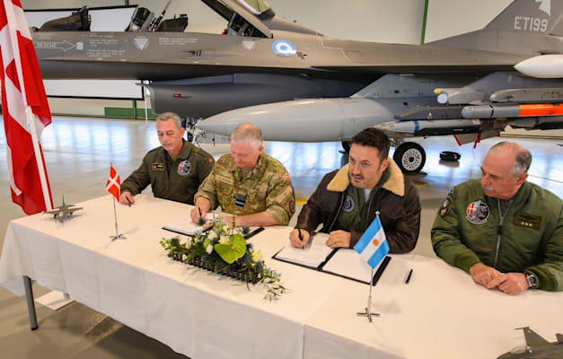 מעמד החתימה של רכש מטוסי F-16 דנים ע''י ארגנטינה / צילום: Reuters, Latin America News Agency