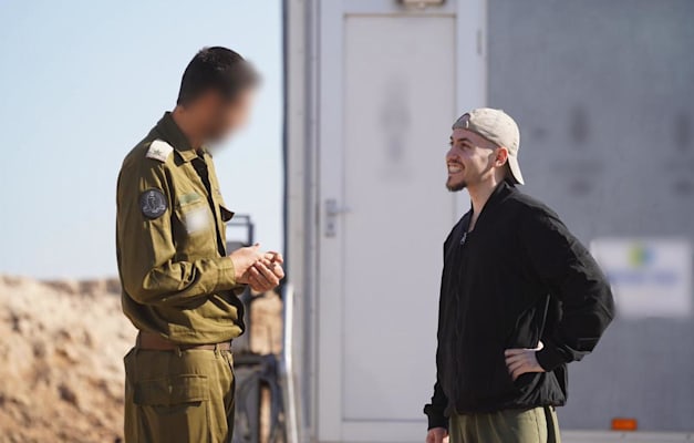 איתן מור עם נציג צה''ל לאחר שחררו / צילום: דובר צה''ל איתן מור עם נציג צה''ל לאחר שחררו / צילום: דובר צה''ל