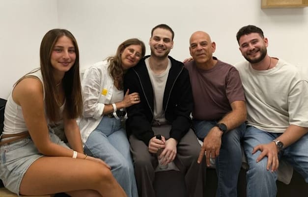 אלון אהל עם המשפחה / צילום: דובר צה''ל אלון אהל עם המשפחה / צילום: דובר צה''ל