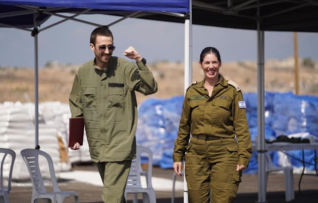 אבינתן אור ברגע החבירה לנציגי צה''ל / צילום: דובר צה''ל אבינתן אור ברגע החבירה לנציגי צה''ל / צילום: דובר צה''ל