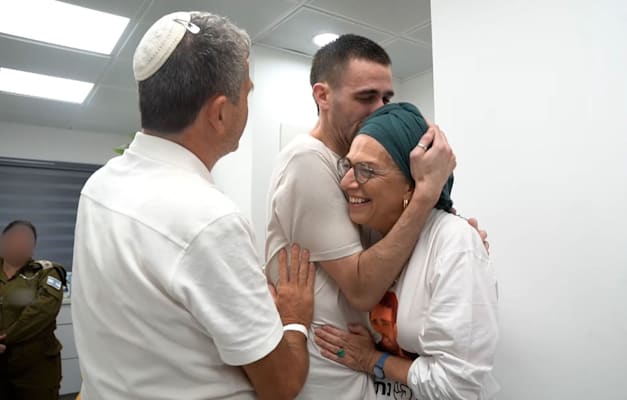 אבינתן אור במפגש עם הוריו / צילום: דובר צה''ל