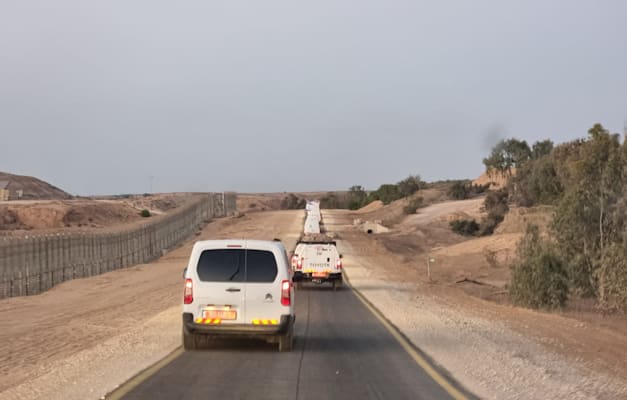 השיירה עם שני גופות החללים החטופים הראשונים מגיעה לרעים / צילום: דוברות המשטרה