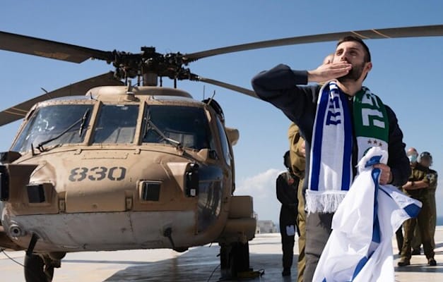 מתן אנגרסט בהגעתו לבית החולים / צילום: דובר צה''ל