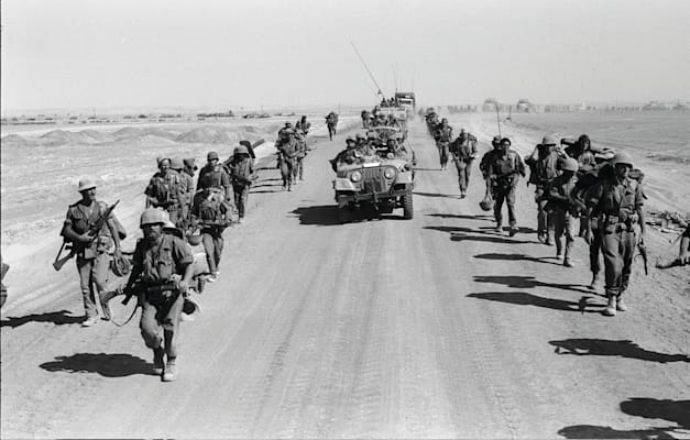 שיירת טנקים במלחמת יום הכיפורים / צילום: רון אילן - לע''מ שיירת טנקים במלחמת יום הכיפורים / צילום: רון אילן - לע''מ