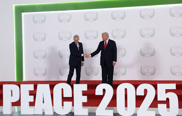 טראמפ ובלייר בפסגת שארם. לא בחירה מובנת מאליה / צילום: Reuters, Suzanne Plunkett טראמפ ובלייר בפסגת שארם. לא בחירה מובנת מאליה / צילום: Reuters, Suzanne Plunkett