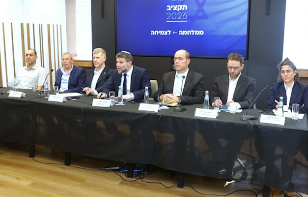 השר סמוטריץ' ורוטנברג בהצגת עקרונות תקציב 2026. בניגוד לבכירים קודמים באוצר נמנע מעימותים פומביים / צילום: מירי שמעונוביץ