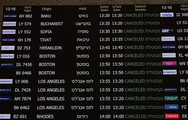 השמיים נסגרו ברגע. מסך ההמראות בנתב''ג בעת מבצע ''עם כלביא'' / צילום: ap, Ariel Schalit השמיים נסגרו ברגע. מסך ההמראות בנתב''ג בעת מבצע ''עם כלביא'' / צילום: ap, Ariel Schalit