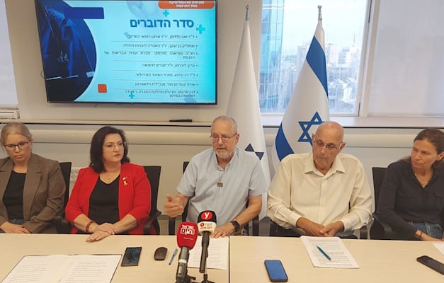 ד''ר זאב פלדמן (במרכז), יו''ר ארגון רופאי המדינה; שמוליק בן יעקב, יו''ר האיגוד לזכויות החולה; ח״כ טטיאנה מזרסקי, חברת ועדת הבריאות של הכנסת / צילום: באדיבות האגודה לזכויות החולה וארגון רופאי המדינה ד''ר זאב פלדמן (במרכז), יו''ר ארגון רופאי המדינה; שמוליק בן יעקב, יו''ר האיגוד לזכויות החולה; ח״כ טטיאנה מזרסקי, חברת ועדת הבריאות של הכנסת / צילום: באדיבות האגודה לזכויות החולה וארגון רופאי המדינה