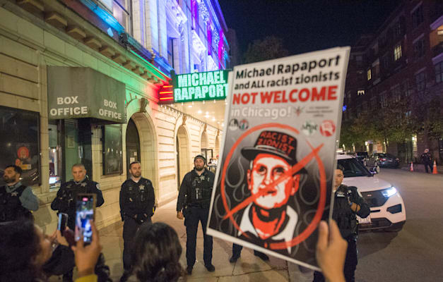 מפגינים פרו-פלסטינים מחוץ להופעה של רפפורט בשיקגו. לא מתחרט / צילום: Reuters, Anadolu via Reuters Connect מפגינים פרו-פלסטינים מחוץ להופעה של רפפורט בשיקגו. לא מתחרט / צילום: Reuters, Anadolu via Reuters Connect