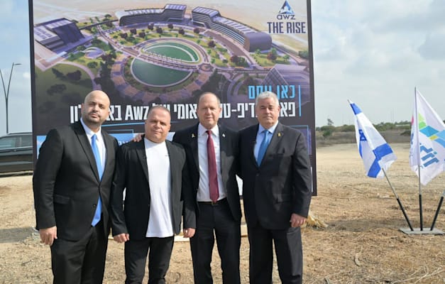 מימין: מייסד ומנכ''ל קבוצת AWZ ירון אשכנזי, שר הכלכלה ניר ברקת, ראש עיריית אשקלון תומר גלאם ומנכ''ל משרד הכלכלה מוטי גמיש / צילום: שלומי אמסלם