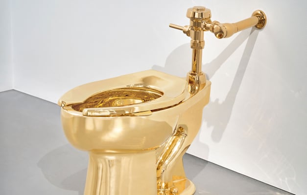 דגם אסלה מזהב של האמן מאוריציו קטלן. נעקר מארמון בלנהיים / צילום: Reuters, Lev Radin- ZUMA Press Wire דגם אסלה מזהב של האמן מאוריציו קטלן. נעקר מארמון בלנהיים / צילום: Reuters, Lev Radin- ZUMA Press Wire