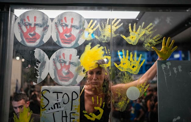 תחנת אוטובוס במאי 2024. ''שלטים של נתניהו עם דם על הידיים זה לחלוטין במגרש של השנאה'' / צילום: ap, Ohad Zwigenberg תחנת אוטובוס במאי 2024. ''שלטים של נתניהו עם דם על הידיים זה לחלוטין במגרש של השנאה'' / צילום: ap, Ohad Zwigenberg