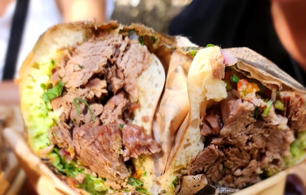 כריך במשק בולדס / צילום: רינת בין יח''צ כריך במשק בולדס / צילום: רינת בין יח''צ