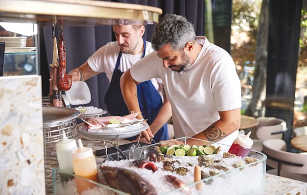 השף גיא גמזו ב''הלנה''. נקודת קפיצה / צילום: עמית גירון השף גיא גמזו ב''הלנה''. נקודת קפיצה / צילום: עמית גירון