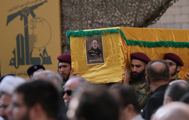 הלוויית רמטכ''ל חיזבאללה היית'ם עלי טבטבאי השבוע. ''הארגון מתעצם. יש ציר חדש לכסף'' / צילום: ap, Hussein Malla