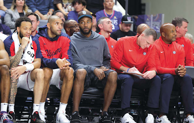 לנארד (במרכז) על ספסל הקליפרס. היה פצוע כל עונת 2022-2021 / צילום: ap, Ryan Sun לנארד (במרכז) על ספסל הקליפרס. היה פצוע כל עונת 2022-2021 / צילום: ap, Ryan Sun