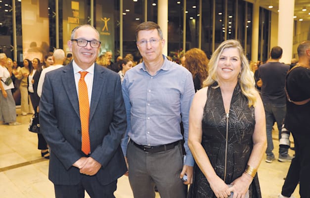 מנכ''לית עמותת עלם טלי ארז, שרון רייך מנכ''ל איילון ביטוח ויו''ר העמותה הרב שי פירון / צילום: איציק בירן