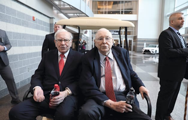 מאנגר ובאפט, 2019. מניותיו בברקשייר האת'ווי הוערכו ב־2.2 מיליארד דולר / צילום: Reuters, Scott Morgan מאנגר ובאפט, 2019. מניותיו בברקשייר האת'ווי הוערכו ב־2.2 מיליארד דולר / צילום: Reuters, Scott Morgan